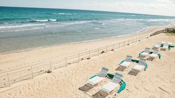 Rannalla, aurinkotuoleja