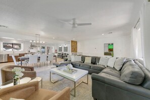 TV, fireplace, video games, table football - Basketball-Pool-Spa-BBQ-Gameroom-Golf-Central (Bermuda Dunes)