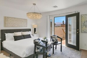 5 slaapkamers, een bureau, een strijkplank/strijkijzer, reisbedje