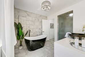 Badewanne, Haartrockner, Handtücher