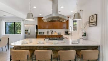 Geladeira, micro-ondas, fogão, cooktop