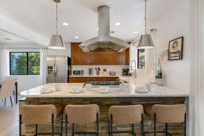 Een koelkast, een magnetron, een oven, een kookplaat