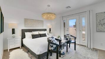 5 quartos, escrivaninha, ferros/tábuas de passar roupa, berço de viagem