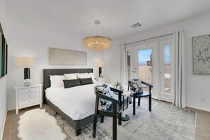 5 slaapkamers, een bureau, een strijkplank/strijkijzer, reisbedje