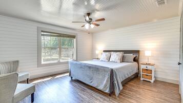 3 soveværelser, skrivebord, strygejern/strygebræt, internetforbindelse