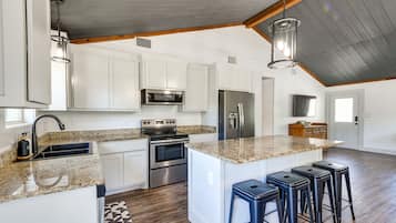 Køleskab, mikrobølgeovn, kogeplade, opvaskemaskine