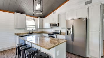 Coffee/tea maker, fridge, microwave, stovetop