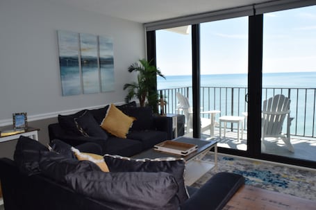 TV. Oceanfront Family Friendly Garden City Beach Condo