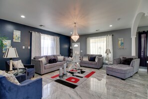 TV - 3 Mi to Rio Grande: Albuquerque Home w/ Balcony (Albuquerque)