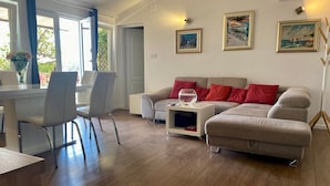 Una sala moderna con un sofá, una mesa de centro y un comedor.