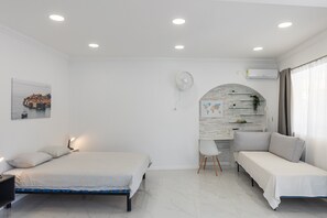 Tabla de planchar con plancha, wifi y ropa de cama 