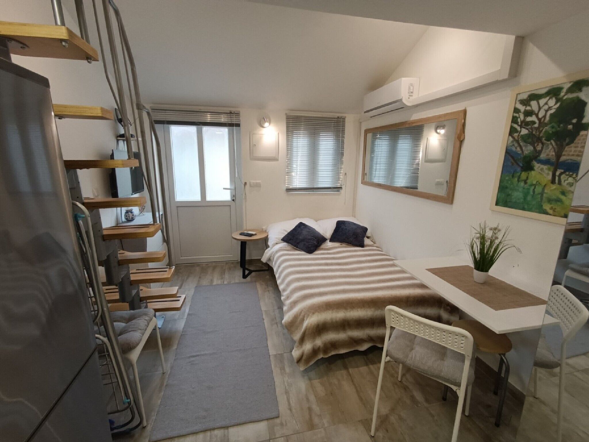 1 dormitorio, tabla de planchar con plancha, wifi y ropa de cama