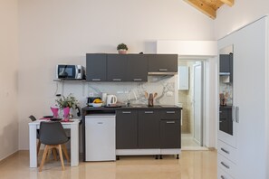Réfrigérateur, surface de cuisson, grille-pain, vaisselle et ustensiles