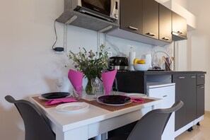 Réfrigérateur, surface de cuisson, grille-pain, vaisselle et ustensiles