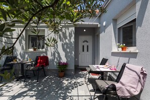 Outdoor dining - Apartments Roza - Superior Studio Apartment (Mlini)