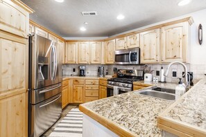 Fully functioning kitchen. Well stocked - Best Value at the entrance to Park City (Park City)