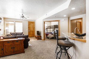 Open plan, kitchen, living room, dining area - Best Value at the entrance to Park City (Park City)