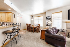 Open plan, kitchen, living room, dining area - Best Value at the entrance to Park City (Park City)