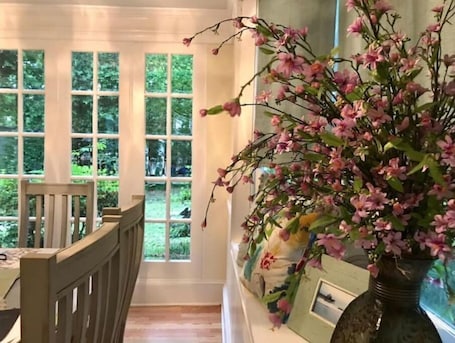 Dining. Charming cottage in great neighborhood...close to downtown, fort and university