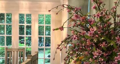 Charming cottage in great neighborhood...close to downtown, fort and university