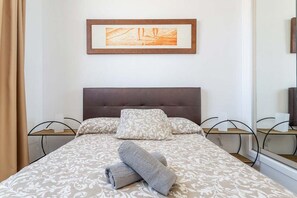 2 chambres, bureau, fer et planche à repasser, lit de bébé portatif