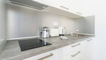 Frigorífico, microondas, cafetera o tetera y hervidor eléctrico
