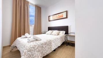 2 quartos, ferros/tábuas de passar roupa, berço de viagem