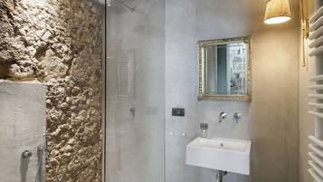 Habitación de diseñador | Baño | Amenidades de baño gratuitas, secadora de cabello, pantuflas
