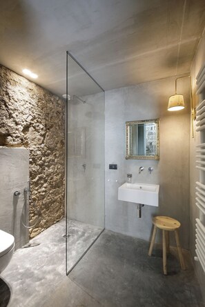 Design Room | Bathroom | Free toiletries, hair dryer, slippers - Isonzo Suites (Syracuse)