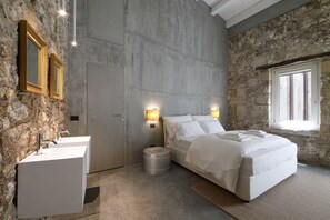 Superior Room | In-room safe, soundproofing, iron/ironing board, free WiFi - Isonzo Suites (Syracuse)
