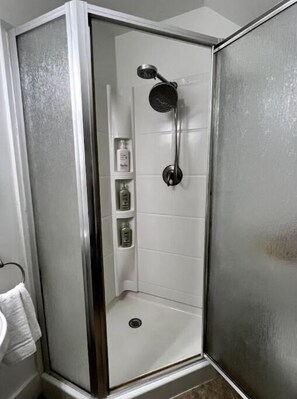 Een douche, een haardroger, handdoeken, zeep