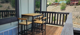 On the banks of the Yellowstone River, 3 blocks from the North Entrance of YNP