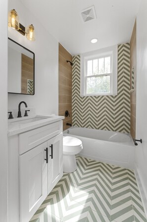 Bathroom - The Historic Urban Heaven (Jacksonville)