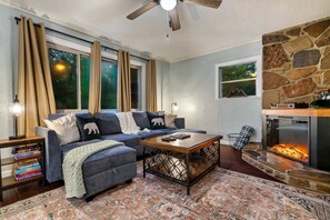 Smart-TV, Kamin, Bücher, Stereoanlage