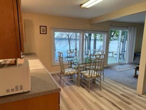 Dining - Riverside Waterfront on the Mississippi River (Pontoosuc)