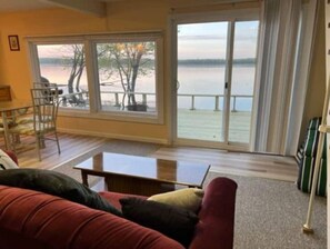 TV - Riverside Waterfront on the Mississippi River (Pontoosuc)