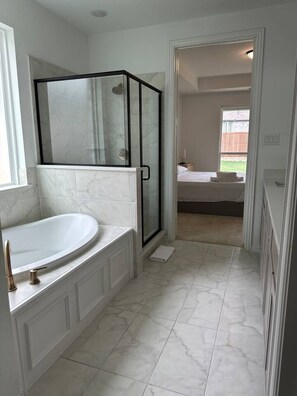 4 bedrooms, desk, iron/ironing board, WiFi