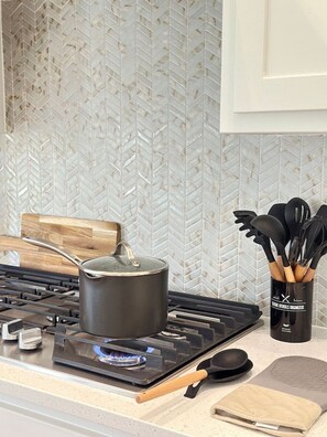 Geladeira, micro-ondas, fogão, cooktop