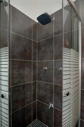 Classic-Studio | Badezimmer | Dusche, Haartrockner, Handtücher, Seife