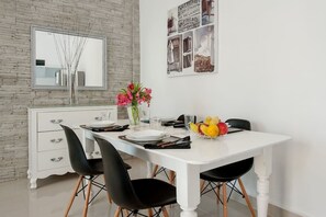 Departamento clásico | Área de sala de estar | Televisión LED de 32 pulgadas con canales por cable y televisión 