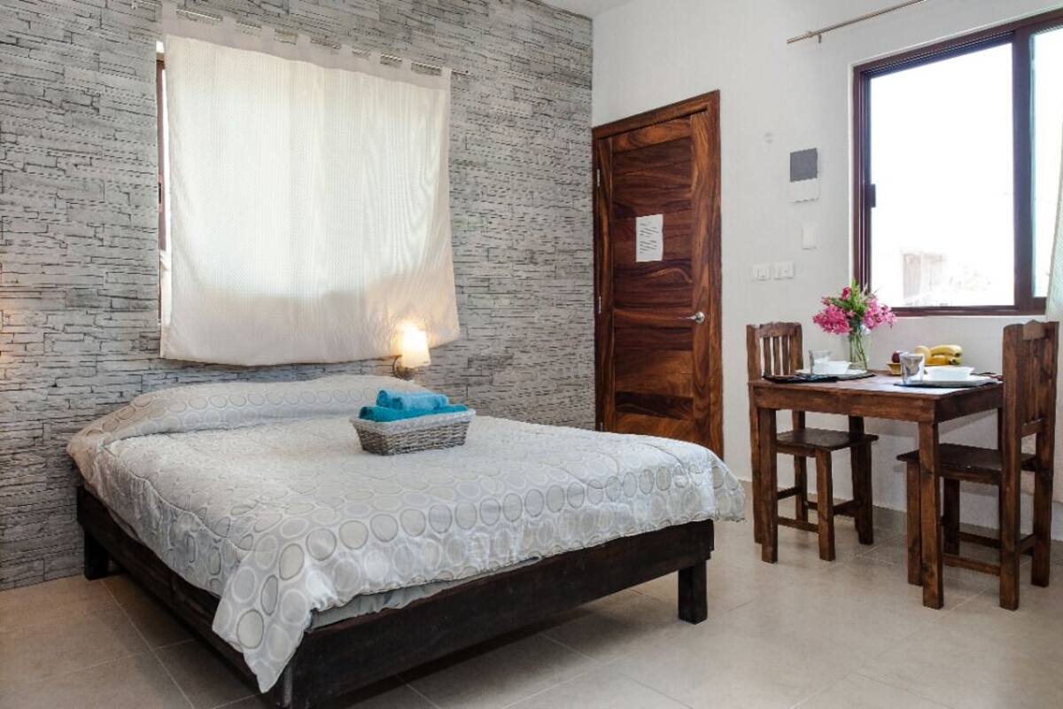 Classic Studio | Minibar, iron/ironing board, WiFi (free), bed sheets