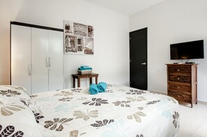 Minibar, tabla de planchar con plancha, wifi gratis y ropa de cama 