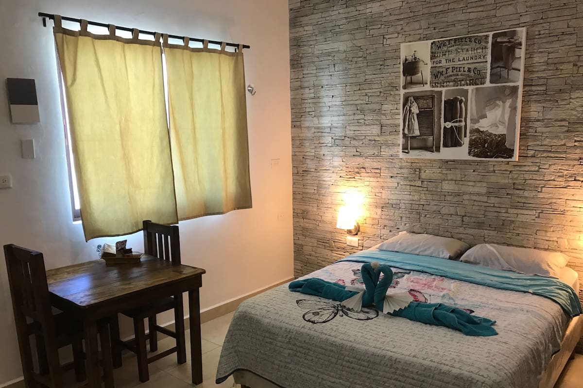 Classic Studio | Minibar, iron/ironing board, WiFi (free), bed sheets