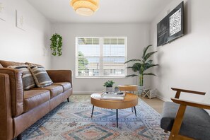 Smart TV, table football, ping pong - Family Friendly, 15 Min to Douglas Lake, Game Room, King bed (Dandridge)