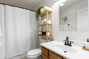 Ensemble douche/baignoire, sĂšche-cheveux, serviettes fournies, savon