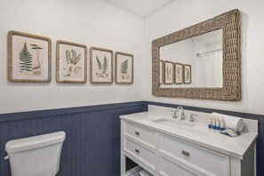 Deluxe Studio | Bathroom
