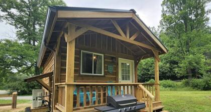 Cozy cabin close to Summersville Lake and the New River Gorge National Park!