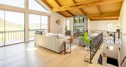 Modern Farmhouse Villa with Captivating Panoramic Views, Hot Tub and Sauna!