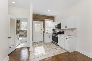 Private kitchen - Cozy home-like unit (Jacksonville)