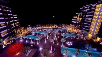 Una piscina al aire libre, una piscina climatizada